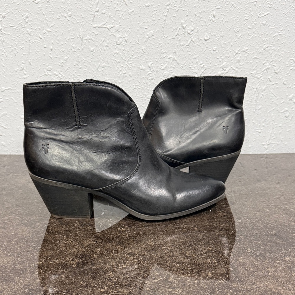 Frye Jennifer Distressed Black Leather Ankle Boots Size 10‎